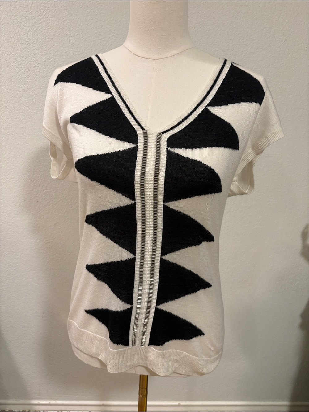 New York & Company Black and White V-Neck Geometric Short Sleeve Top